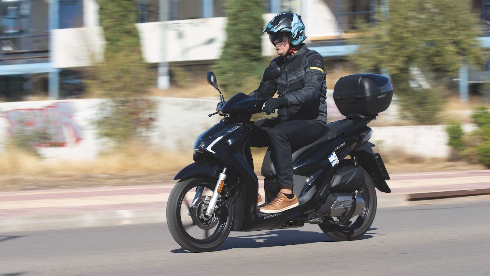Με τελική ταχύτητα άνω των 100 χλμ./ώρα, χαμηλή κατανάλωση, πλούσιο εξοπλισμό, εξαιρετική πρακτικότητα και τιμή 2.595 ευρώ το SQ16 Top Box αποδεικνύει